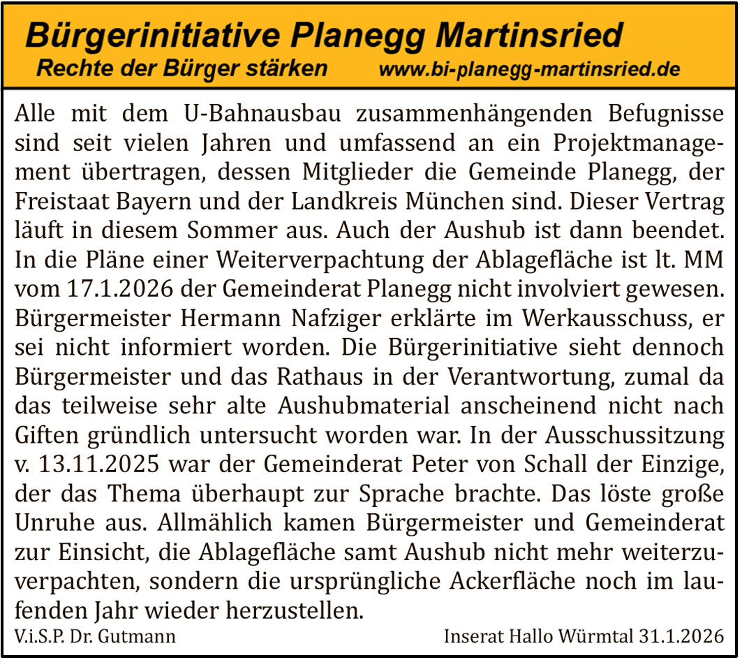 Alle mit dem U-Bahnausbau zusammenhängenden Befugnisse sind seit vielen Jahren und umfassend an ein Projektmanagement übertragen, dessen Mitglieder die Gemeinde Planegg, der Freistaat Bayern und der Landkreis München sind. Dieser Vertrag läuft in diesem Sommer aus. Auch der Aushub ist dann beendet. In die Pläne einer Weiterverpachtung der Ablagefläche ist lt. MM vom 17.1.2026 der Gemeinderat Planegg nicht involviert gewesen. Bürgermeister Hermann Nafziger erklärte im Werkausschuss, er sei nicht informiert worden. Die Bürgerinitiative sieht dennoch Bürgermeister und das Rathaus in der Verantwortung, zumal da das teilweise sehr alte Aushubmaterial anscheinend nicht nach Giften gründlich untersucht worden war. In der Ausschusssitzung v. 13.11.2025 war der Gemeinderat Peter von Schall der Einzige, der das Thema überhaupt zur Sprache brachte. Das löste große Unruhe aus. Allmählich kamen Bürgermeister und Gemeinderat zur Einsicht, die Ablagefläche samt Aushub nicht mehr weiterzuverpachten, sondern die ursprüngliche Ackerfläche noch im laufenden Jahr wieder herzustellen.